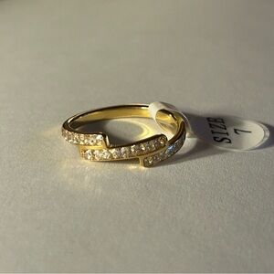NWT, faux gold and diamond women’s size 7 ring, 💍 beautiful and elegant, new